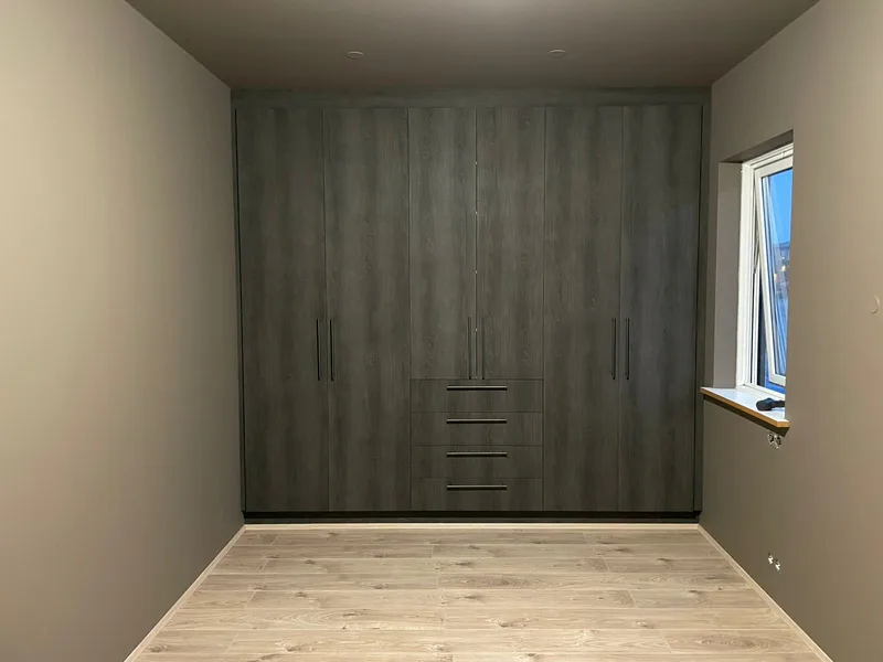 Full wardrobe wall in grey